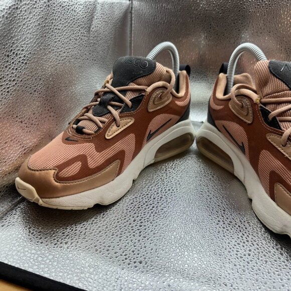 Size 6.5 Nike Air Max 200 Womens Holiday Sparkle Metallic Red Sneaker CT1185-900 - Picture 3 of 10